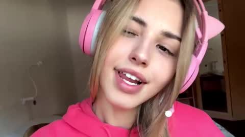 Snapshot of ozellagranville chatting on 02/01/26, 10:25 Eva online show from 02/01/26, 10:25