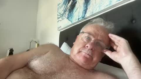 Snapshot of ozhairybearxxxx chatting on 12/12/24, 03:43 ozhairybearxxxx online show from 12/12/24, 03:43