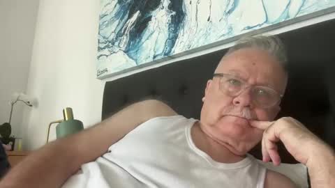 Snapshot of ozhairybearxxxx chatting on 12/15/24, 01:46 ozhairybearxxxx online show from 12/15/24, 01:46