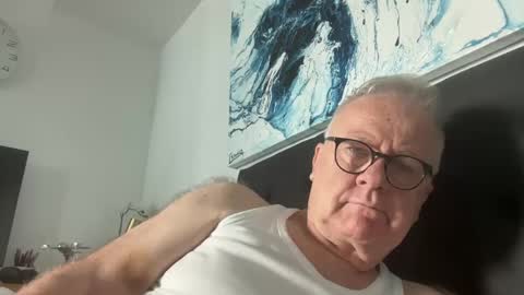 Snapshot of ozhairybearxxxx chatting on 12/26/24, 10:41 ozhairybearxxxx online show from 12/26/24, 10:41