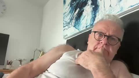 Snapshot of ozhairybearxxxx chatting on 12/31/24, 01:04 ozhairybearxxxx online show from 12/31/24, 01:04