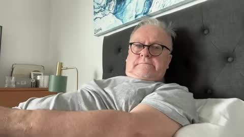 Snapshot of ozhairybearxxxx chatting on 11/22/25, 02:21 ozhairybearxxxx online show from 11/22/25, 02:21