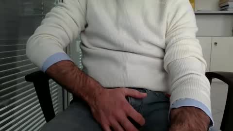 Snapshot of ozzak32 chatting on 12/27/24, 02:43 bigcock online show from 12/27/24, 02:43