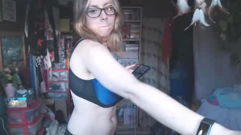 Snapshot of pandora_allsorts chatting on 11/17/25, 03:40 pandora-allsorts online show from 11/17/25, 03:40