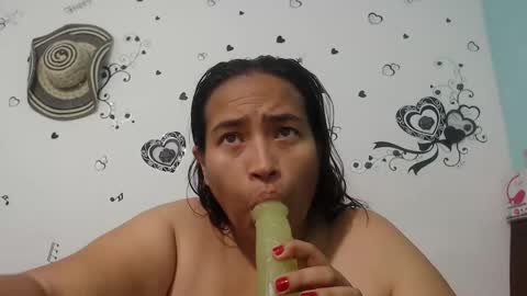 Snapshot of pareja_explosivasexx chatting on 12/26/24, 09:44 Luna online show from 12/26/24, 09:44