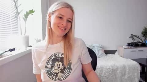 Snapshot of paris_hilt_on chatting on 02/28/25, 03:15 Sasha online show from 02/28/25, 03:15