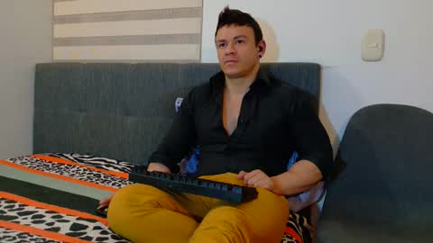 Snapshot of paris_mark chatting on 11/07/25, 04:12 Mark Paris online show from 11/07/25, 04:12