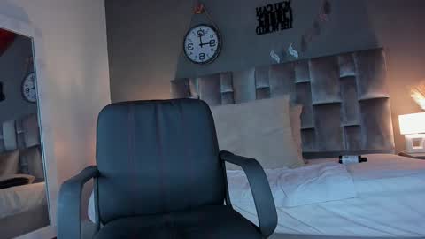 Snapshot of parisfox_ chatting on 02/05/25, 10:44 PARIS online show from 02/05/25, 10:44