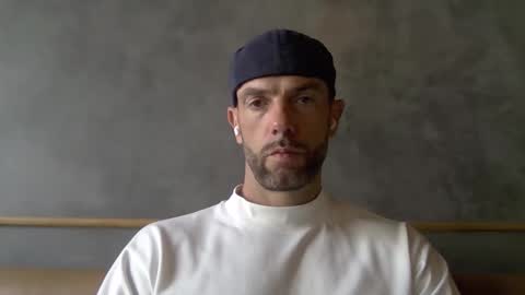 Snapshot of parisien75015 chatting on 01/15/26, 09:47 Porn Actor 21cm Hetero online show from 01/15/26, 09:47