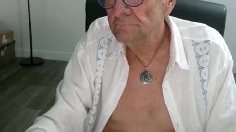 Snapshot of pastelito76 chatting on 12/22/25, 02:47 Bob online show from 12/22/25, 02:47