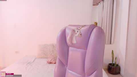 Snapshot of pau_cute chatting on 02/19/26, 06:37 Sofa online show from 02/19/26, 06:37