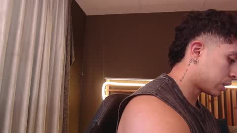 Snapshot of paul_evanss chatting on 10/23/25, 01:21 Paul online show from 10/23/25, 01:21