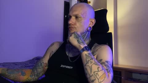 Snapshot of paul_razor chatting on 12/18/25, 03:29 Paul online show from 12/18/25, 03:29