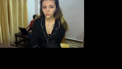 Snapshot of paulettegoddard chatting on 12/12/24, 05:48 Isla Chase online show from 12/12/24, 05:48