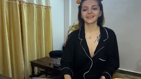 Snapshot of paulettegoddard chatting on 12/12/24, 08:53 Isla Chase online show from 12/12/24, 08:53