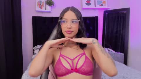 Snapshot of paulina_lopezz chatting on 04/10/26, 08:46 PAULINA online show from 04/10/26, 08:46