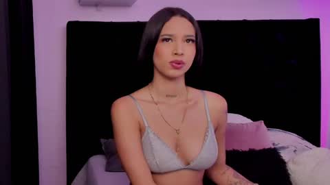 Snapshot of paulina_lopezz chatting on 04/24/26, 08:55 PAULINA online show from 04/24/26, 08:55