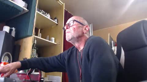 Snapshot of pc8474408 chatting on 05/05/26, 07:00 pc8474408 online show from 05/05/26, 07:00