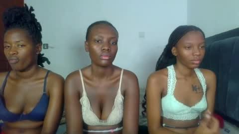 Snapshot of peach_ebonny chatting on 06/27/26, 07:02 peach_ebonny online show from 06/27/26, 07:02