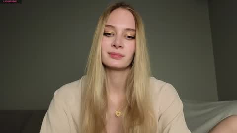 Snapshot of peachcreamcouple chatting on 01/28/25, 02:10 Lexy Peach online show from 01/28/25, 02:10