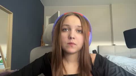 Snapshot of peepapa chatting on 06/18/26, 02:43 Luna Vale online show from 06/18/26, 02:43