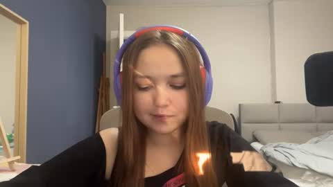 Snapshot of peepapa chatting on 06/22/26, 03:31 Luna Vale online show from 06/22/26, 03:31
