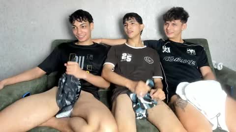 Snapshot of pelusos_mens chatting on 04/09/26, 02:22 CAIN-19 ALLEN-18 RONALD-18 AUSTIN-18 MOD DANTE online show from 04/09/26, 02:22