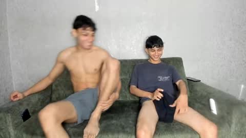 Snapshot of pelusos_mens chatting on 04/25/26, 01:52 CAIN-19 ALLEN-18 RONALD-18 AUSTIN-18 MOD DANTE online show from 04/25/26, 01:52