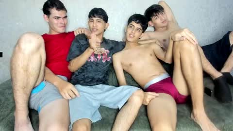 Snapshot of pelusos_mens chatting on 04/29/26, 07:42 CAIN-19 ALLEN-18 RONALD-18 AUSTIN-18 MOD DANTE online show from 04/29/26, 07:42