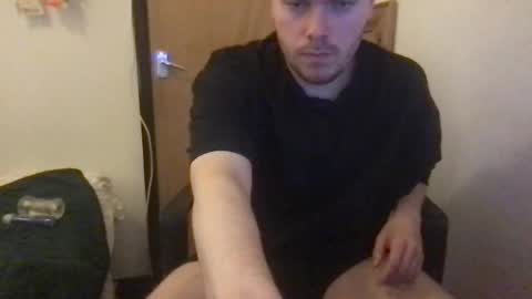 Snapshot of pennguin00 chatting on 12/31/24, 08:45 pennguin00 online show from 12/31/24, 08:45