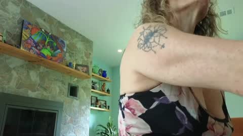 Peppermint and Dusty  online show from 04/29/26, 05:30