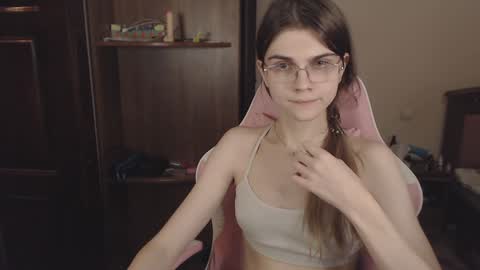 Snapshot of peralez_f chatting on 12/19/24, 05:29 Farida online show from 12/19/24, 05:29