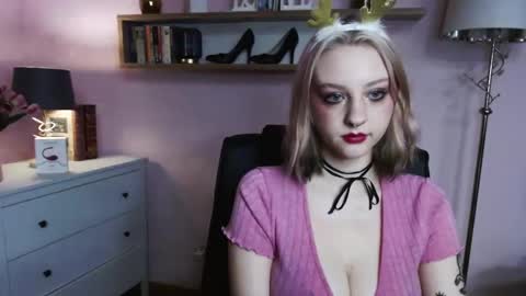 Snapshot of perfect_madeline chatting on 12/23/24, 03:44 Madeline online show from 12/23/24, 03:44