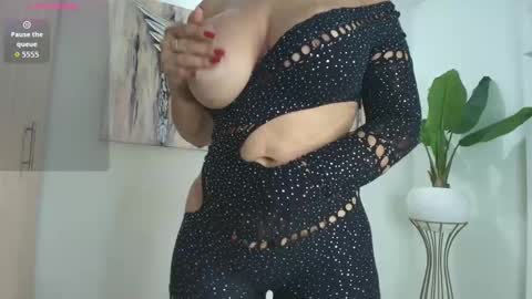 Snapshot of perla_hot4u chatting on 03/26/26, 12:17 online show from 03/26/26, 12:17