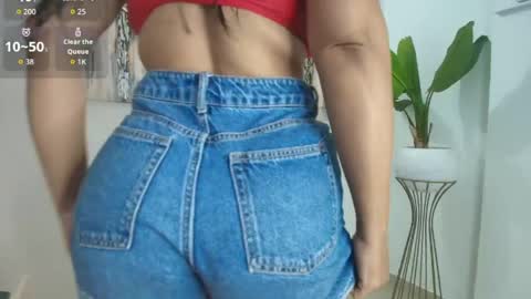Snapshot of perla_hot4u chatting on 04/16/26, 10:45 online show from 04/16/26, 10:45