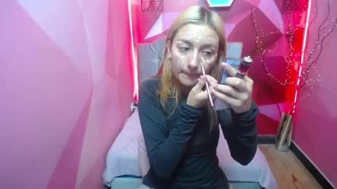 Snapshot of perla_red chatting on 01/24/25, 12:20 PERLA RED online show from 01/24/25, 12:20