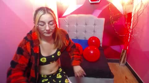 Snapshot of perla_red chatting on 02/19/25, 03:27 PERLA RED online show from 02/19/25, 03:27