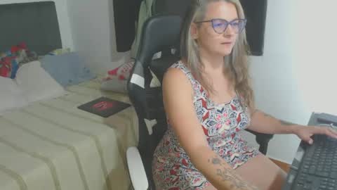 Snapshot of perlagoloza05 chatting on 12/18/24, 12:54 goloza online show from 12/18/24, 12:54