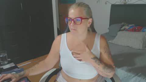 Snapshot of perlagoloza05 chatting on 02/18/25, 01:10 goloza online show from 02/18/25, 01:10