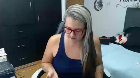 Snapshot of perlagoloza05 chatting on 10/16/25, 02:23 goloza online show from 10/16/25, 02:23