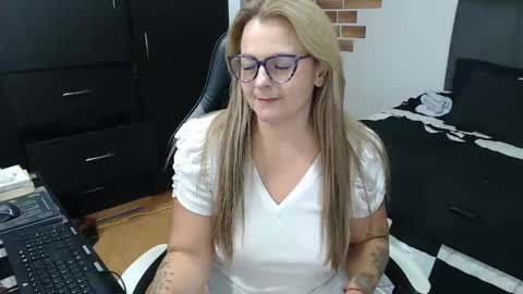 Snapshot of perlagoloza05 chatting on 12/02/25, 05:02 goloza online show from 12/02/25, 05:02