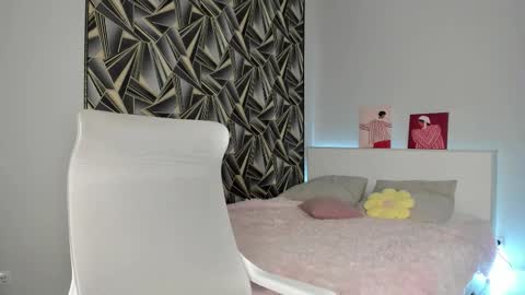 Mia online show from 12/04/25, 08:23