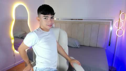 Snapshot of peter_chase chatting on 01/13/26, 02:22 Peter online show from 01/13/26, 02:22