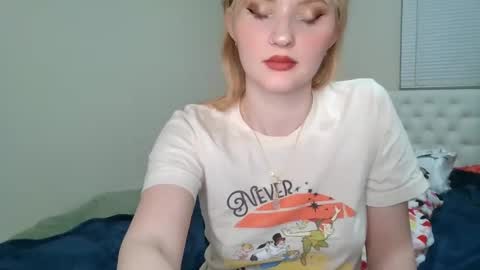 Snapshot of petite_cupcake chatting on 03/06/25, 02:30 Little cupcake online show from 03/06/25, 02:30