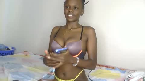 Snapshot of petite_desiree chatting on 04/14/26, 12:11 Desiree online show from 04/14/26, 12:11