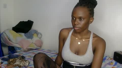 Snapshot of petite_desiree chatting on 04/19/26, 06:54 Desiree online show from 04/19/26, 06:54