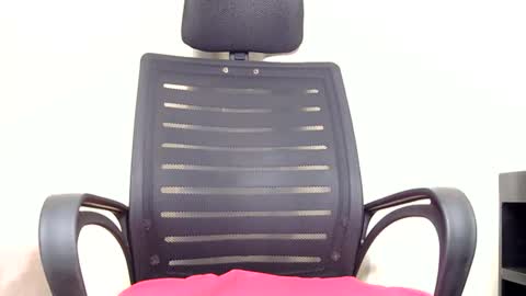 Snapshot of petite_freakette chatting on 06/12/26, 08:30 Moon online show from 06/12/26, 08:30