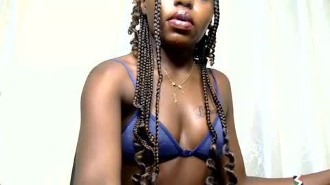 Snapshot of petite_freakette chatting on 07/12/26, 08:33 Moon online show from 07/12/26, 08:33