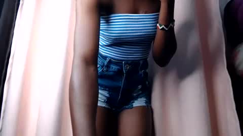 Snapshot of petite_freakette chatting on 08/01/26, 07:57 Moon online show from 08/01/26, 07:57