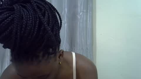 petite_melan online show from 12/03/25, 04:27